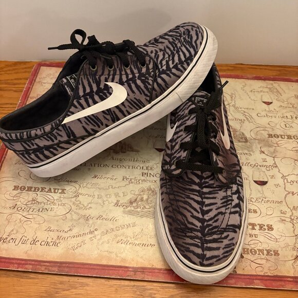 🔥 LIKE NEW NIKE SB ZOOM JANOSKI - DARK GREY ZEBRA PRINT 🔥 - Picture 1 of 5
